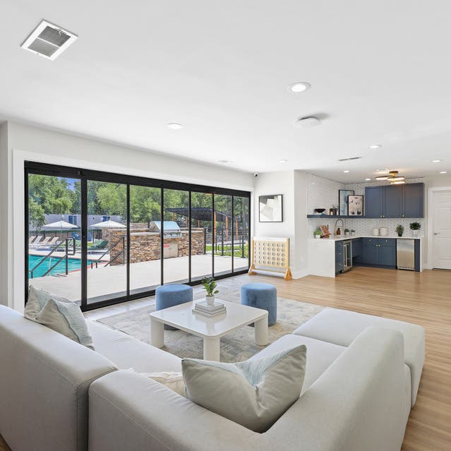 The Preserve at Dunwoody - Comfy Living Room With Swimming Pool View