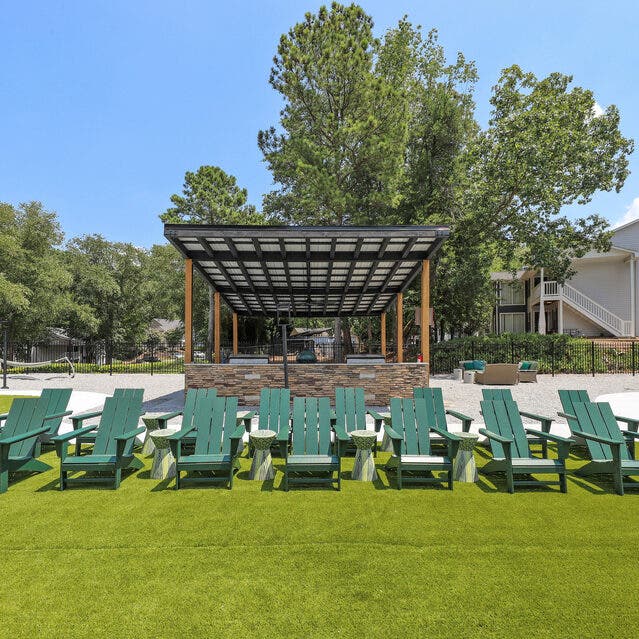 The Preserve at Dunwoody - Sunbeds on the Lawn